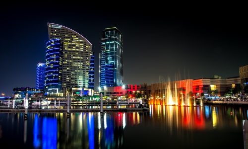夜间灯光球场上两支球队激烈拼抢的比赛画面，气氛紧张激烈